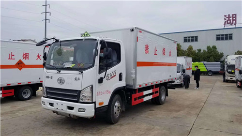 解放虎VN藍(lán)牌危險品廂式運輸車 (3).jpg