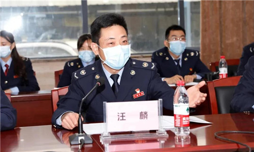 在座談中，隨州市稅務(wù)局第一稽查局汪局長表示，希望程力汽車集團(tuán)牢牢把握好這次國家大力扶持優(yōu)秀民營企業(yè)的政策機(jī)遇，切合自身實(shí)際情況，找準(zhǔn)發(fā)展點(diǎn)擴(kuò)大自身優(yōu)勢，爭取能夠順利完成年度70億生產(chǎn)總值的目標(biāo)任務(wù)，實(shí)現(xiàn)公司的穩(wěn)步快速發(fā)展。